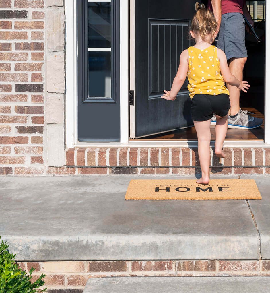 Une fille sort de la porte avec enthousiasme.