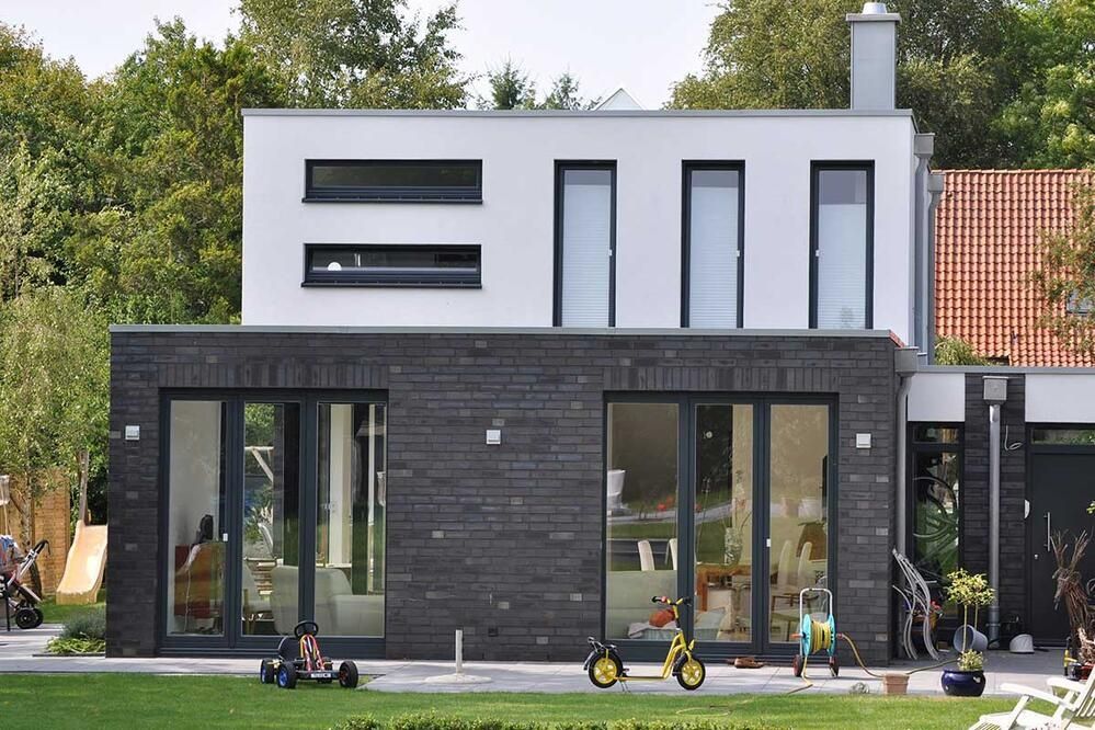 A House example with the wild bond.