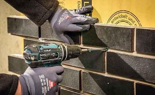 Le mur attaché est fixé n'importe où sur le mur.