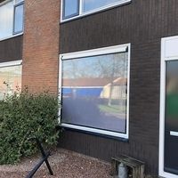 Ein Auto, das vor einem Haus geparkt ist, umgeben von einer ruhigen Wohngegend.