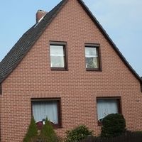 Ein Haus mit einem Fenster an der Seite, das die Architektur und den Charme des Gebäudes hervorhebt.