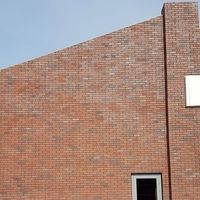Un bâtiment en briques avec une enseigne bien visible affichée à l'extérieur.