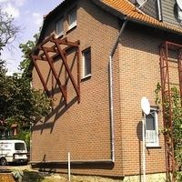 Ein Haus mit roten Metallgestellen.