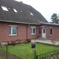 Ein Haus mit einem Fahrrad, das davor geparkt ist, in einer ruhigen Wohngegend.