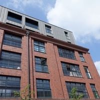 Un grand bâtiment présentant une conception architecturale et une fonctionnalité de chronométrage.