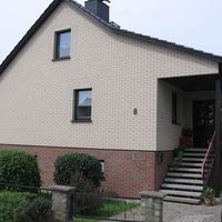Ein Haus mit einer hellen Fassade.
