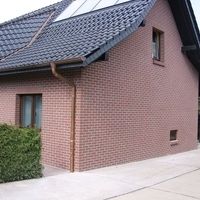 Grande maison aspect brique.