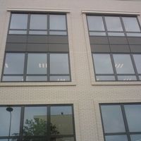 Ein Blick auf ein helles Gebäude mit großen Fensterfronten.