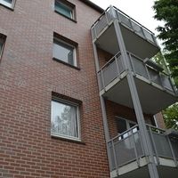 Ein markantes Hochhaus mit einer großen Uhr an der Fassade, die als Orientierungspunkt dient.