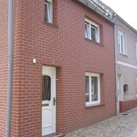 Ziegelgebäude mit traditioneller Architektur, das eine robuste und zeitlose Erscheinung vermittelt.