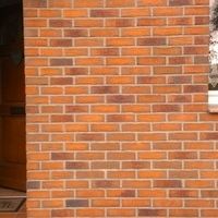 Un mur de maison avec des façades de type tyrolien.